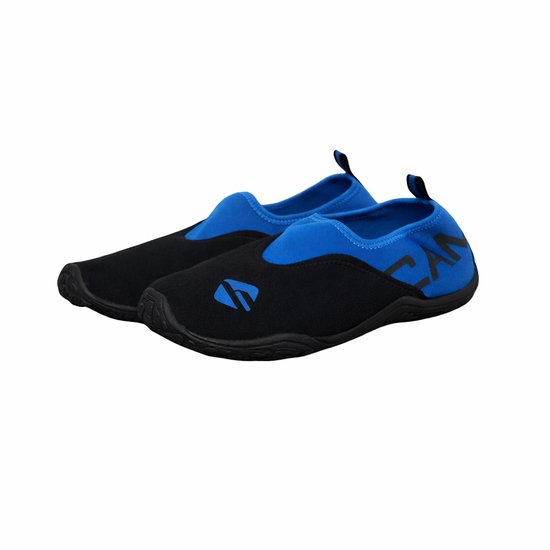 Chaussures d'eau noires avec accents bleus et logo sur le côté.