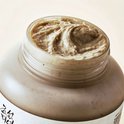 Binnenkant van de pot 'Ground Rice and Honey Glow Mask' van Beauty of Joseon, met zichtbare rijstkorrels.