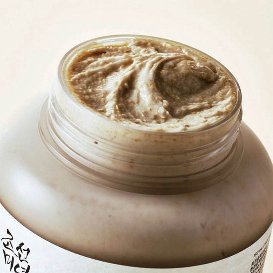 Binnenkant van de pot 'Ground Rice and Honey Glow Mask' van Beauty of Joseon, met zichtbare rijstkorrels.