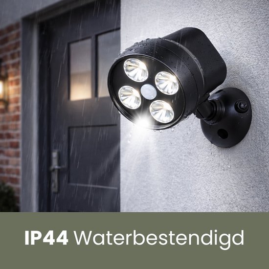 Zwarte, IP44 waterbestendige buitenlamp met vier LED-lampjes die schijnen in de regen.