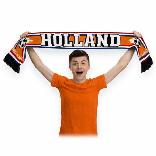 Jonge man in oranje T-shirt houdt een oranje sjaal met HOLLAND omhoog.
