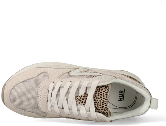 Bovenaanzicht van lichtbruine sneaker met off-white zool en panterprint.