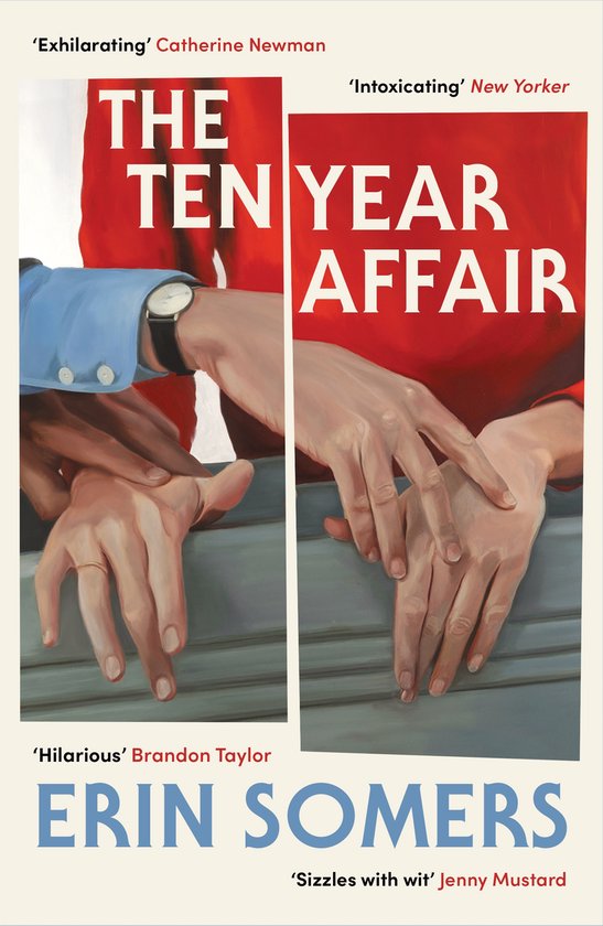 Boek 'The Ten Year Affair' met de titel in witte letters op een rode achtergrond. Twee handen met een horloge en ring worden getoond.