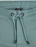 Trekkoord met metalen oogjes op een donkergroene joggingbroek.