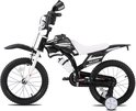 Zij-aanzicht van een zwarte en witte Keano kinderfiets met offroad-look, zijwieltjes en nummerplaat.