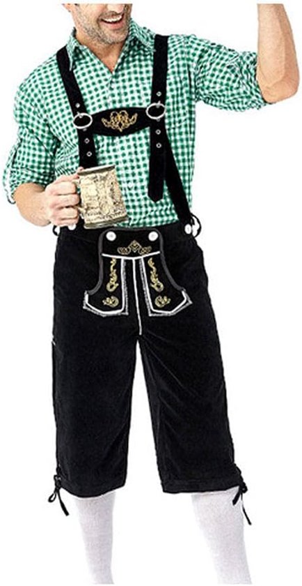Man in groen geruit overhemd, zwarte lederhosen met bretels en witte sokken. Hij houdt een mok vast.