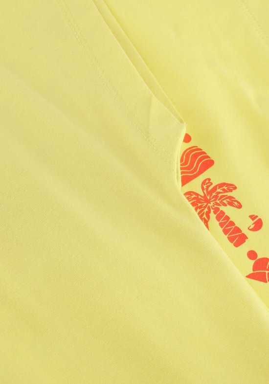 Detail van een geel T-shirt met een rode tropische print, gedeeltelijk zichtbaar.