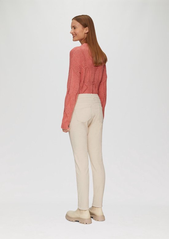 Model van achteren gezien in een crèmekleurige corduroy broek met een aansluitende pasvorm en een roze trui.