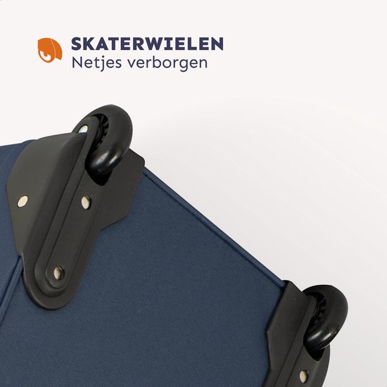 Zwarte skatewielen van een donkerblauwe koffer.