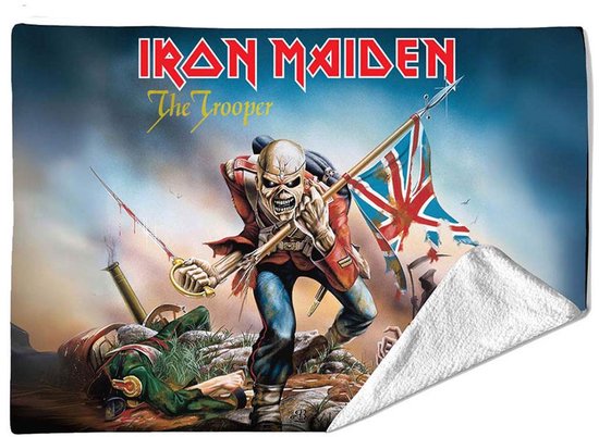 Een deken met artwork van Iron Maiden's 'The Trooper'. Een skeletsoldaat met rode jas en blauwe broek draagt een Britse vlag.