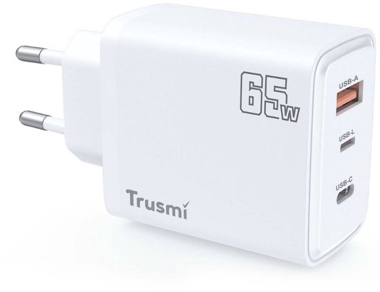Witte Trusmi 65W GaN oplader met EU-stekker, twee USB-C-poorten en één USB-A-poort.