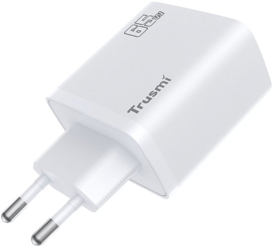 Witte Trusmi 65W GaN oplader met EU-stekker, schuine weergave.