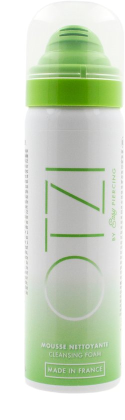Wit flesje met groene dop en pompje. Tekst: OZI, CLEANSING FOAM, MADE IN FRANCE.