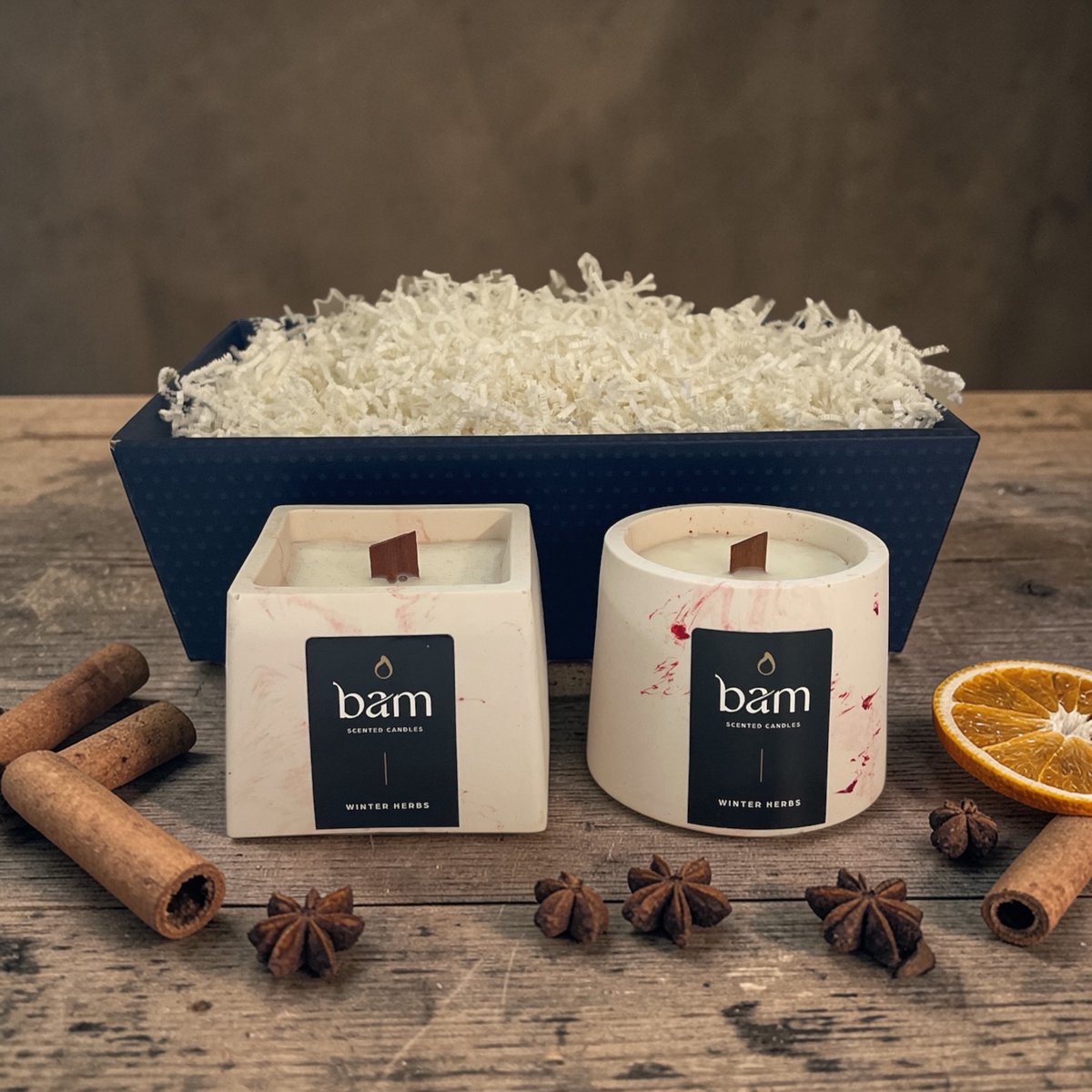 Bam Geschenkmand met 2 Winter Herbs Geurkaarsen van Zonnebloemwas – Luxe Cadeauset – 30 Branduren – Handgemaakt - houten wiek rood gemarmerd