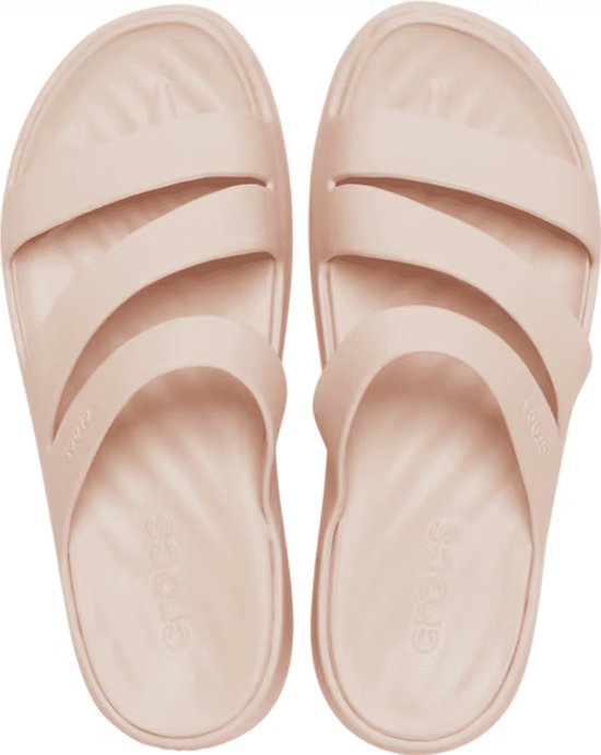Paar lichtroze Crocs sandalen met drie bandjes over de wreef.