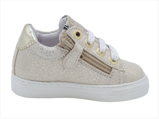 Lichtgouden glitter sneaker met ritssluiting, witte veters en gouden detail op de hiel.
