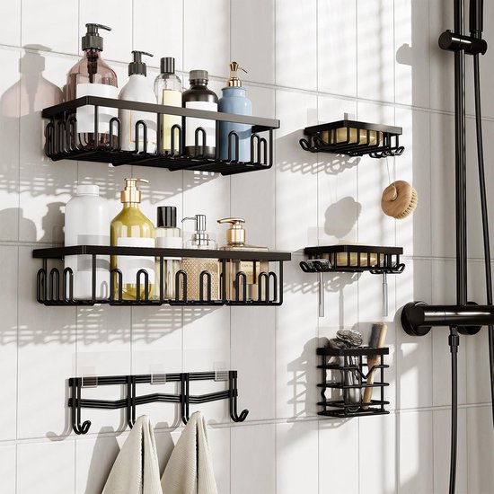 Set zwarte douche organizers, verschillende maten, met haken, voor in de douche en badkamer, gemonteerd op witte tegels.