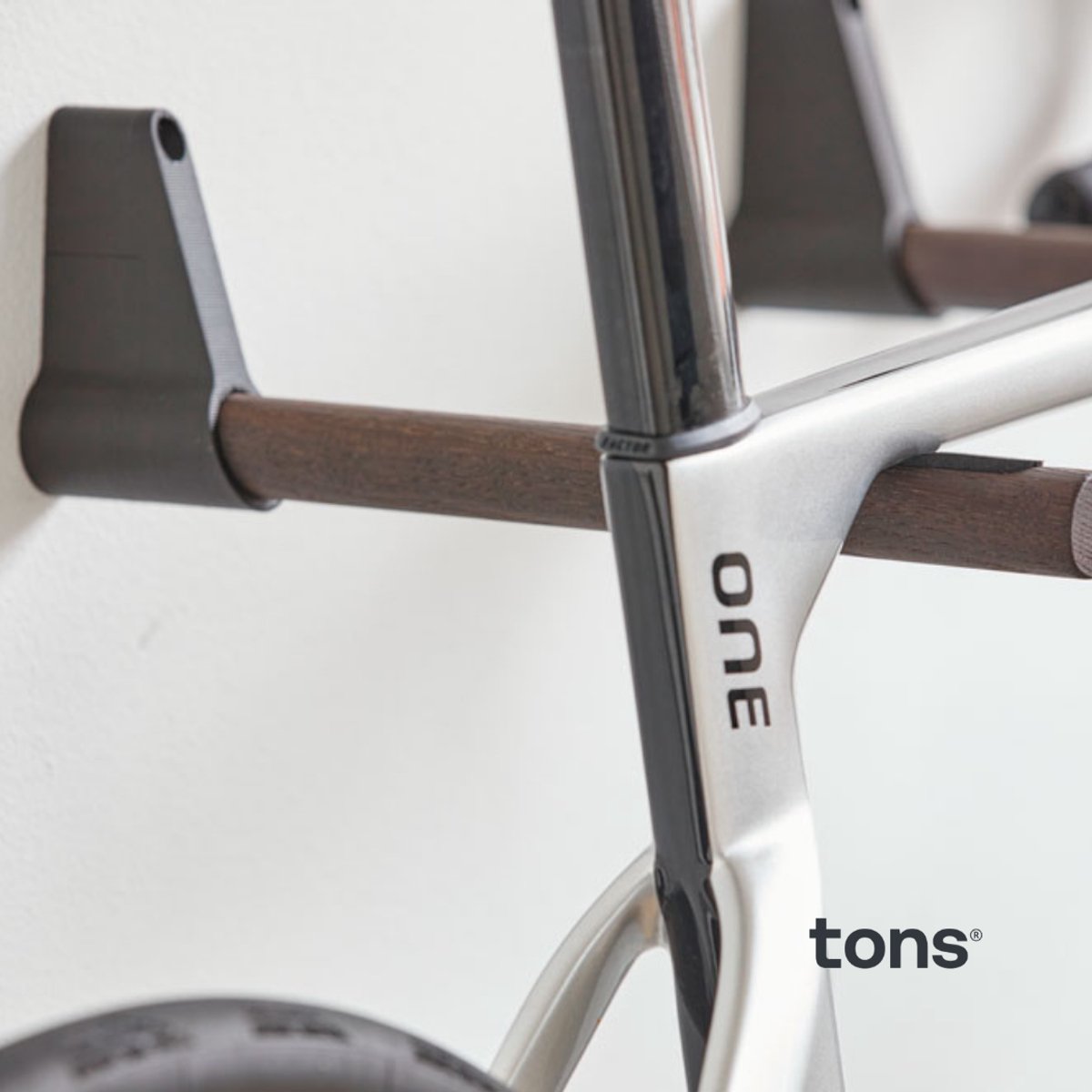 Tons - Fiets-muurbeugel voor Race & Gravelbike – Smoked Oak– Design
