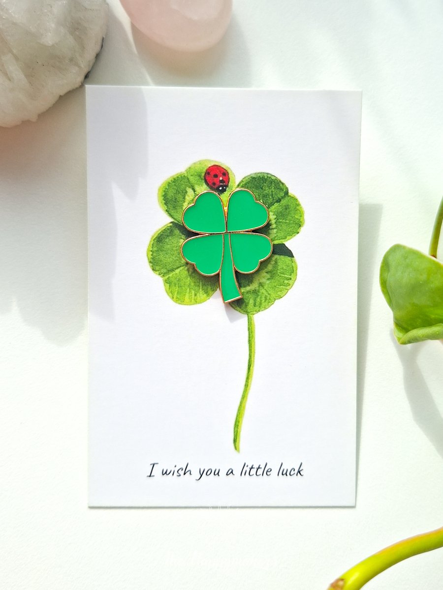 Pin klavertje vier met mini wenskaart, i wish you a little luck, geluk, geluksbrenger, cadeautje, gelukswens, emaille pin, kledingspeld, cuddle