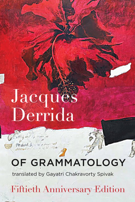 Livre "Of Grammatology" de Jacques Derrida, édition du cinquantenaire, avec une fleur d'hibiscus rouge sur la couverture.