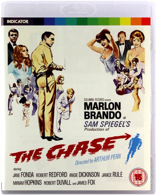 Filmcover van 'The Chase' met Marlon Brando in een beige pak, omringd door andere acteurs en een cartoon-achtige figuur.