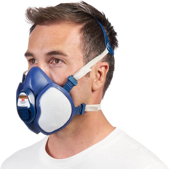 Blauw ademhalingsmasker met witte filters, gedragen door een man in een wit T-shirt.