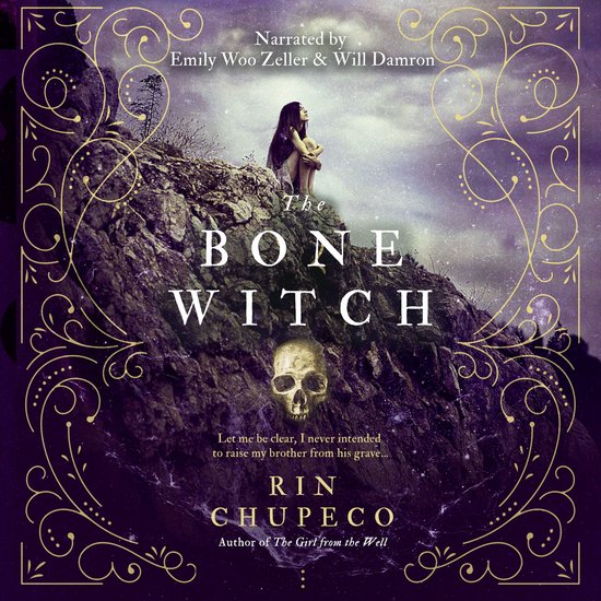 Boekomslag van 'The Bone Witch' met een vrouw op een rots, een schedel en sierlijke versieringen. Geschreven door Rin Chupeco.