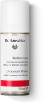 Glazen roller deodorant fles met wit op de dop. Het etiket is wit met zwarte tekst en een rode band onderaan. Met Dr. Hauschka Deolatte rosa en Deodorant Rozen MILD, KALMEREND EN EFFECTIEF 50 ml e.