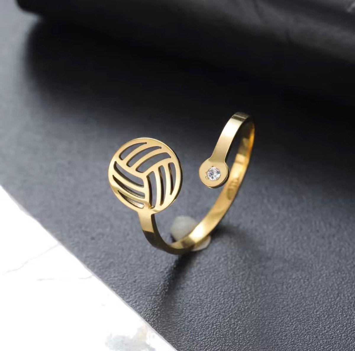 SportPresent® - Ring - Zirkonia - Volleybal - Waterpolo - Bal - Goud kleur - Verstelbaar - Sport - Sportsieraad - SportPresent - Sportsieraden