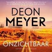 Boekomslag 'Onzichtbaar' van Deon Meyer. Een man loopt op een weg door een oranje woestijnlandschap.