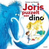 Een blauwe mammoet kijkt toe hoe Joris, een jongen in een gestreept shirt, een skelet van een dinosaurus en een groen dinosaurusbeeldje puzzelt.
