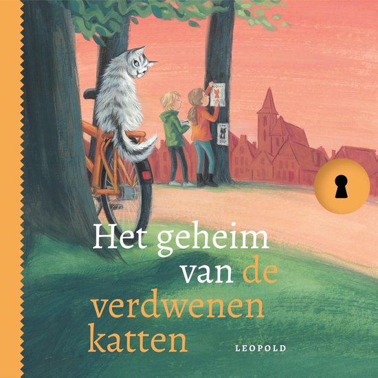 Boekcover 'Het geheim van de verdwenen katten'. Een kat zit op een fiets. Twee kinderen plakken een poster op een boom. Op de achtergrond huizen en een kerk.