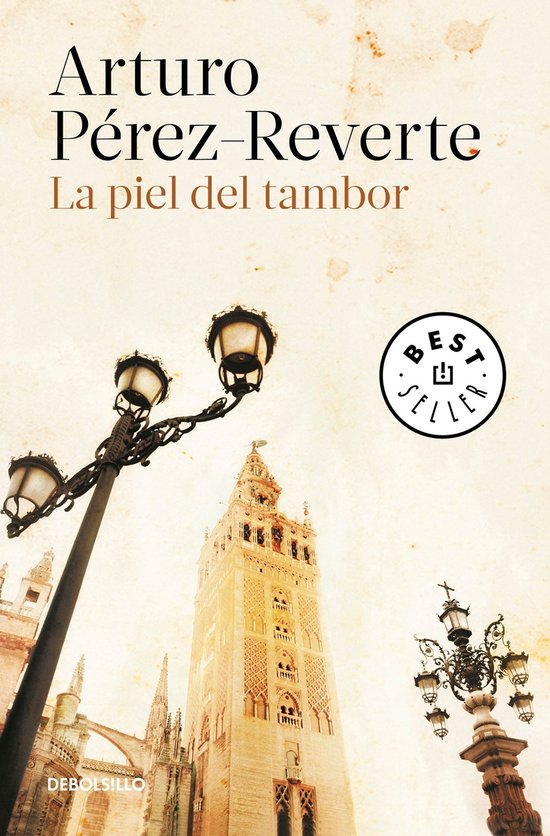 Couverture du livre 'La piel del tambor' par Arturo Pérez-Reverte. Avec la Giralda de Séville et des lampadaires.