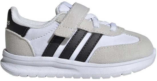 Witte kindersneaker met grijze suède overlays, zwarte Adidas-strepen en klittenbandsluiting.