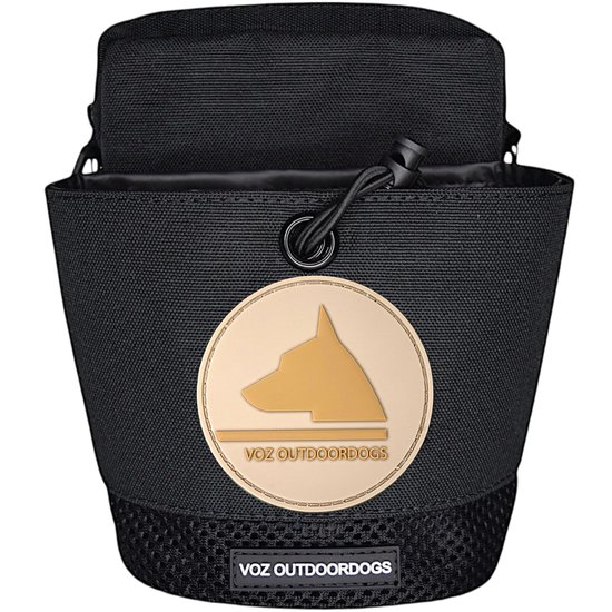 Zwarte hondentraktatietas met trekkoordsluiting en beige ronde badge met het Voz Outdoordogs-logo.