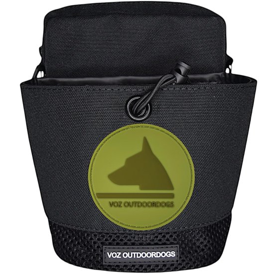 Zwarte heuptas met koordsluiting en rond 'VOZ OUTDOORDOGS' logo in olijfgroen op de voorkant.