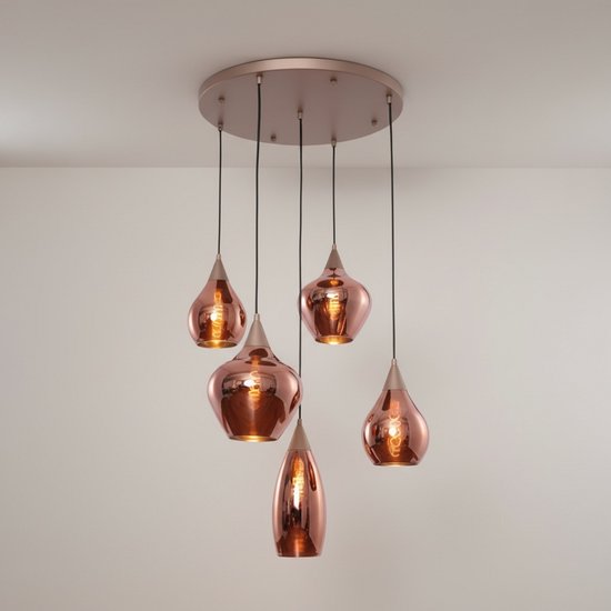 Koperkleurige hanglamp met vijf druppelvormige glazen lampenkappen, gemonteerd op een ronde lichtbruine plaat.