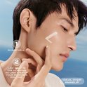 Man brengt Lancaster Sun Perfect AIR crème aan op zijn gezicht. Tekst: "Ideaal over make-up".
