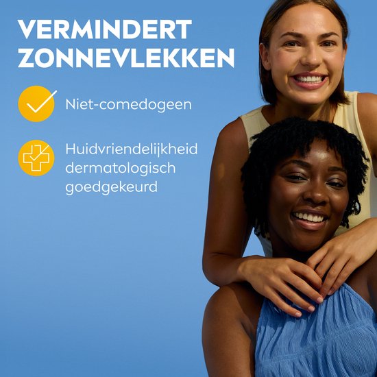 Twee lachende vrouwen op een blauwe achtergrond. Tekst: 'Vermindert zonnevlekken'.
