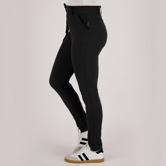 Zwarte slim fit broek met strikceintuur, zichtbaar van de zijkant.