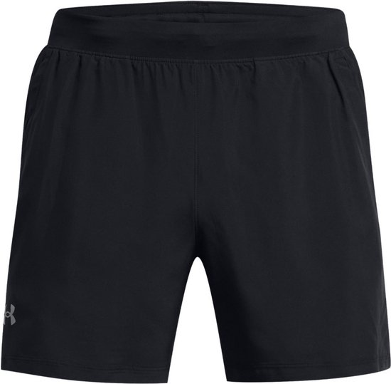 Zwarte korte sportbroek met elastische tailleband en logo linksonder.