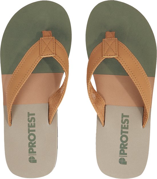 Olijfgroene, bruine en beige Protest slippers met bruine bandjes en Protest-logo op de binnenzool.