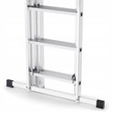 Onderkant van een aluminium ladder met zwarte rubberen voetjes en stabilisator.