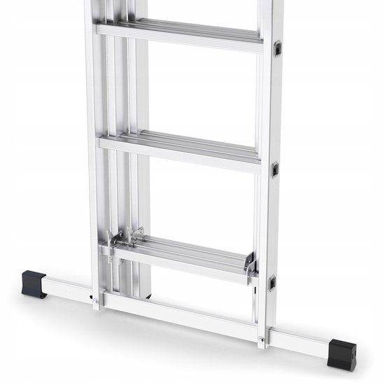 Onderkant van een aluminium ladder met zwarte rubberen voetjes en stabilisator.