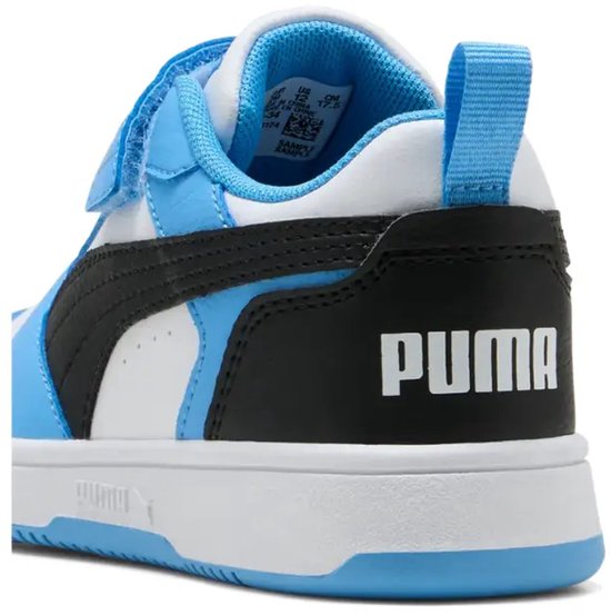 Achterkant van een witte sneaker met lichtblauwe en zwarte details en Puma logo.