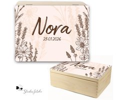 Studio Jitske houten doos bedrukt met naam en geboortedatum en bloemen