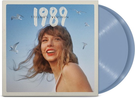 Taylor Swift lacht naar de camera, 1989 Taylor's Version staat in witte letters, met meeuwen en een blauwe lucht. Blauwe vinylplaten.