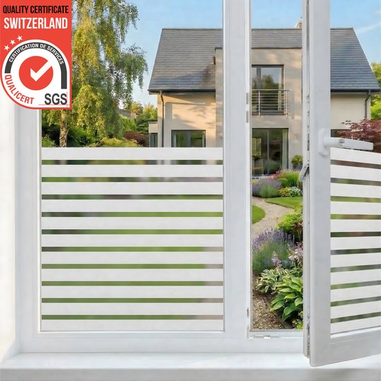 Uitzicht op een tuin door een raam met horizontale strepen, met kwaliteitskeurmerk.