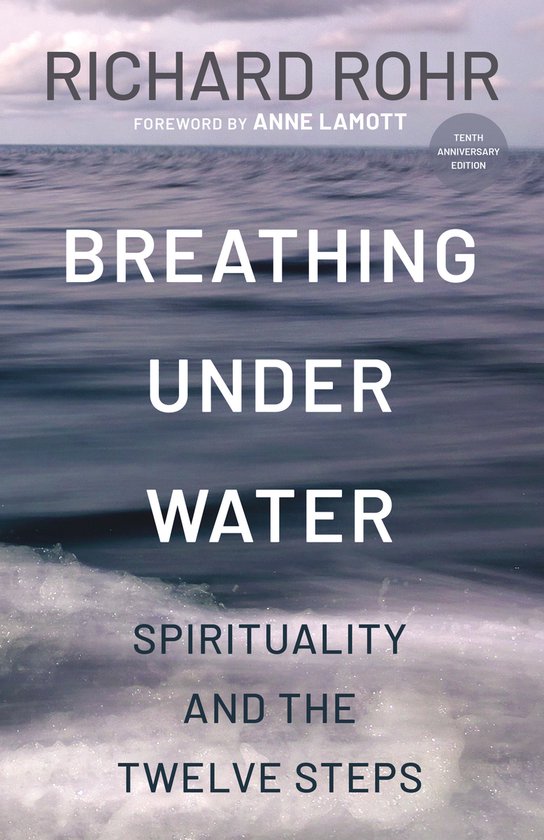Livre "Breathing Under Water" par Richard Rohr, dixième édition anniversaire. Titre sur une photo de l'eau.
