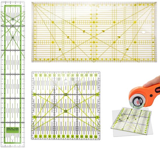 Drie transparante patchwork linialen in groen en geel, met verschillende maten en markeringen. Een hand gebruikt een oranje rolmes om stof te snijden.
